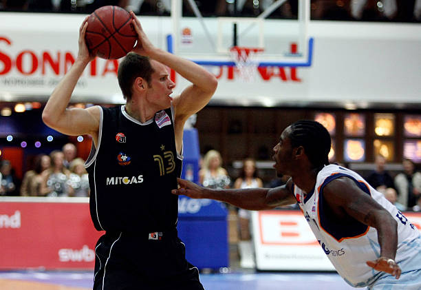 展示出配合 展示出配合